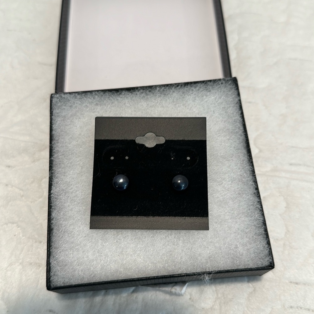 LOW START New Genuine culture pearl earrings brand new in a gift box